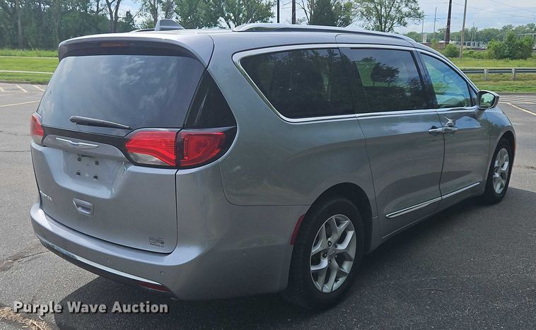 image for item OJ9925 2019 Chrysler Pacifica van