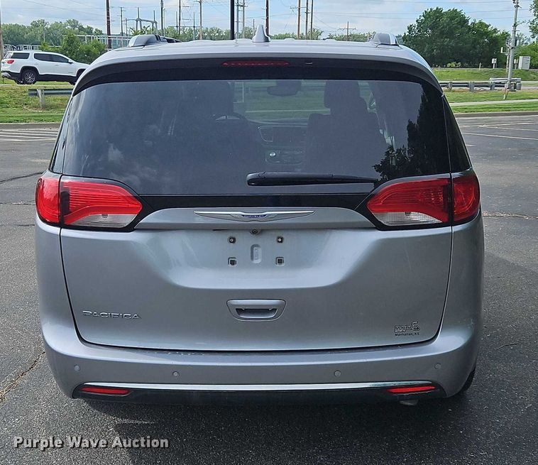 image for item OJ9925 2019 Chrysler Pacifica van