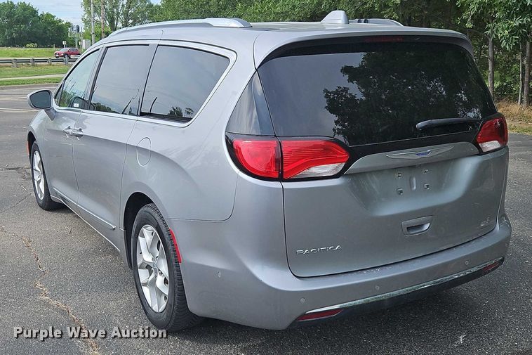 image for item OJ9925 2019 Chrysler Pacifica van
