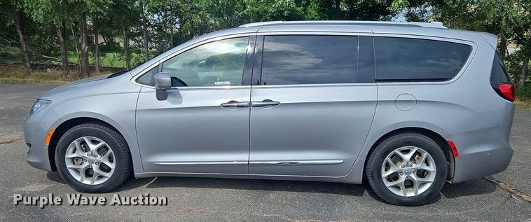 image for item OJ9925 2019 Chrysler Pacifica van