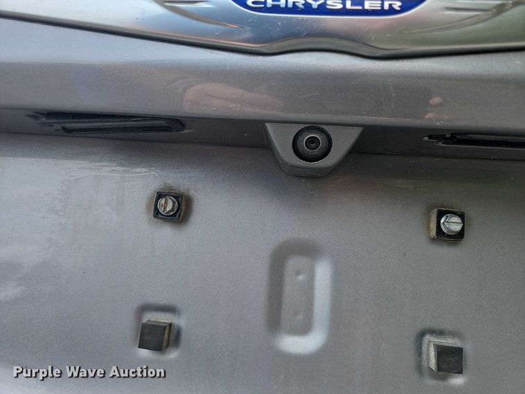 image for item OJ9925 2019 Chrysler Pacifica van