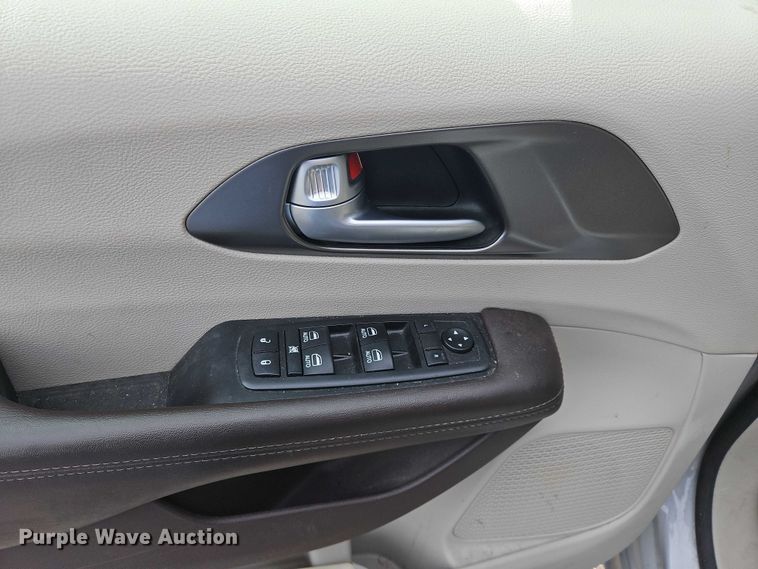image for item OJ9925 2019 Chrysler Pacifica van