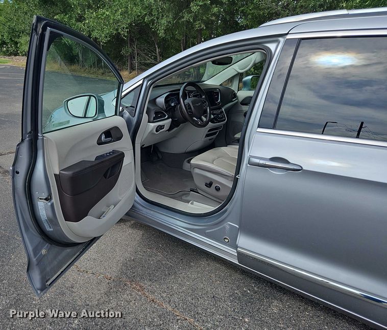 image for item OJ9925 2019 Chrysler Pacifica van