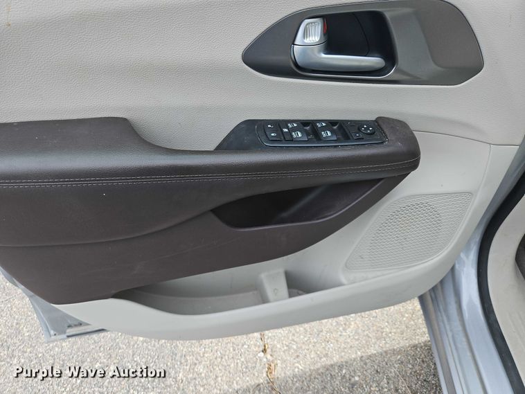 image for item OJ9925 2019 Chrysler Pacifica van