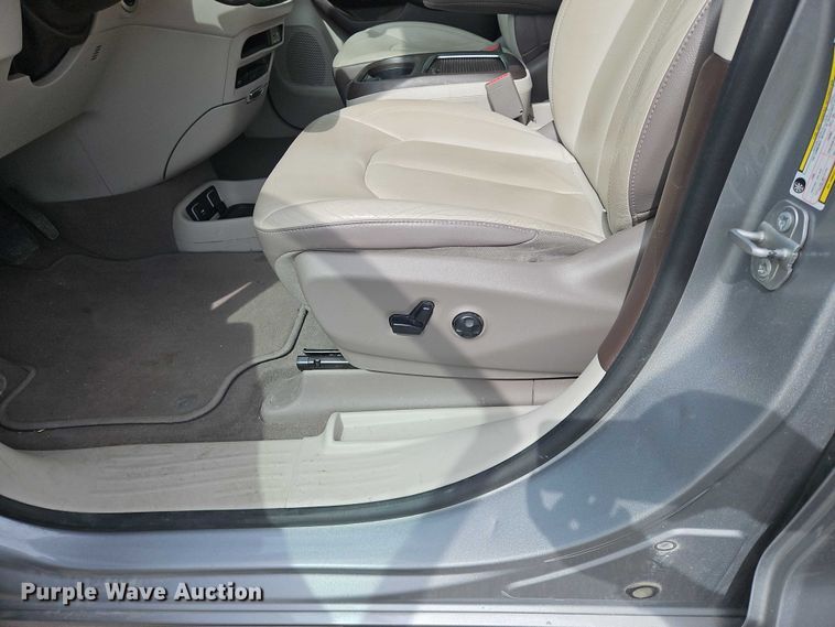 image for item OJ9925 2019 Chrysler Pacifica van