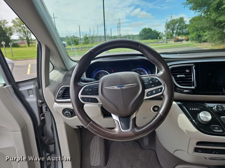 image for item OJ9925 2019 Chrysler Pacifica van