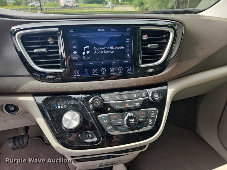 image for item OJ9925 2019 Chrysler Pacifica van