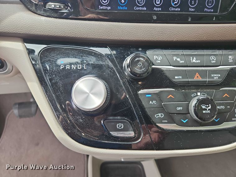 image for item OJ9925 2019 Chrysler Pacifica van