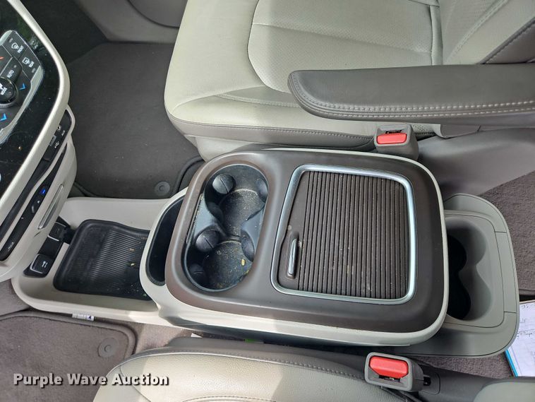 image for item OJ9925 2019 Chrysler Pacifica van