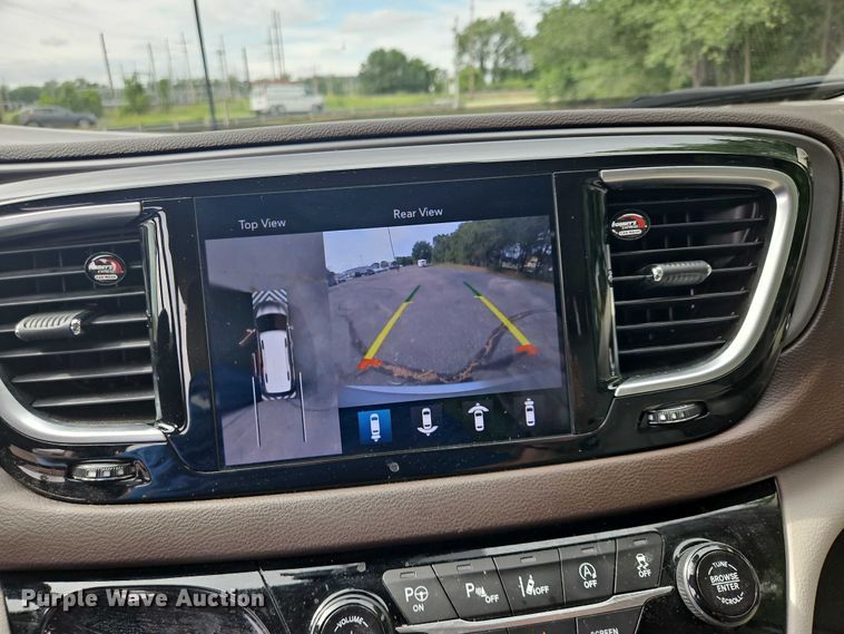 image for item OJ9925 2019 Chrysler Pacifica van