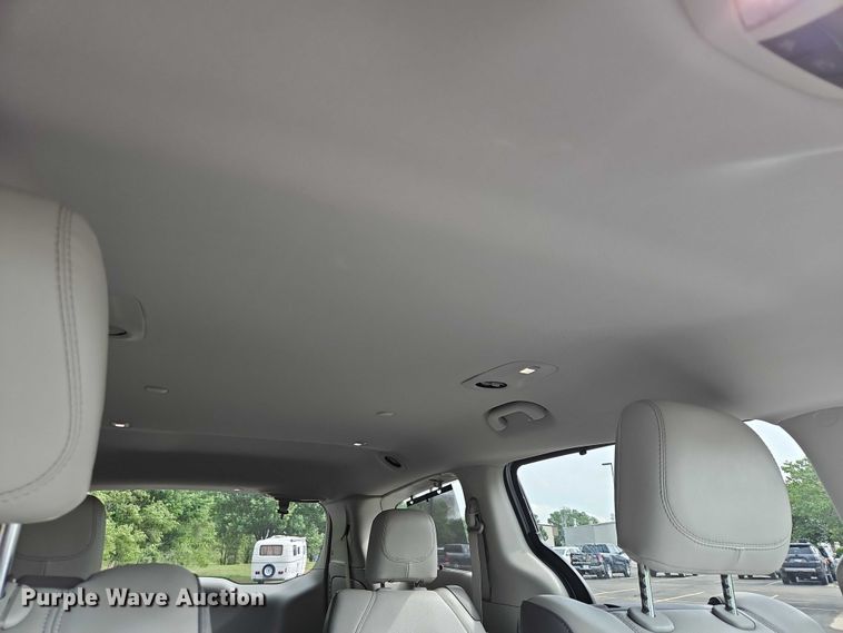 image for item OJ9925 2019 Chrysler Pacifica van