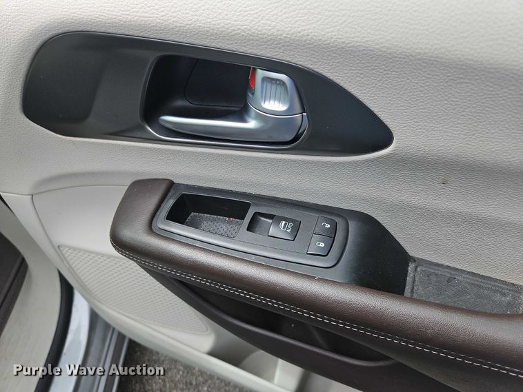 image for item OJ9925 2019 Chrysler Pacifica van