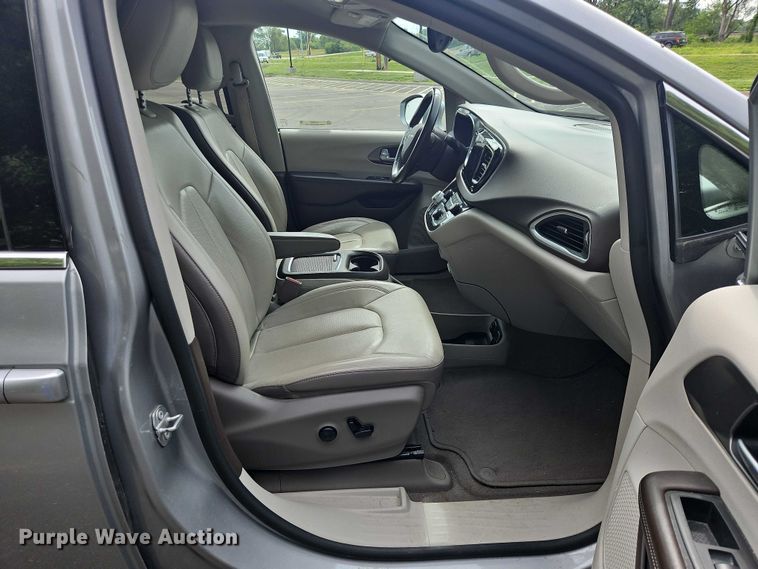 image for item OJ9925 2019 Chrysler Pacifica van
