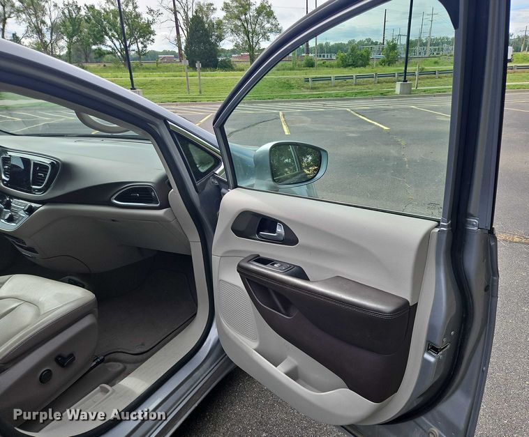 image for item OJ9925 2019 Chrysler Pacifica van