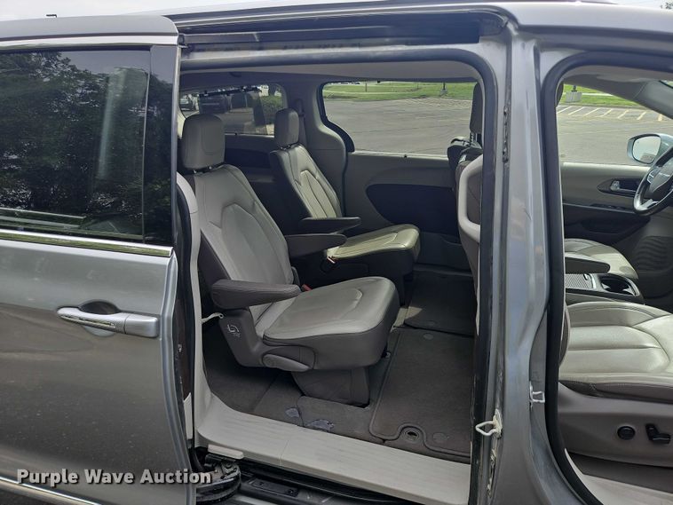 image for item OJ9925 2019 Chrysler Pacifica van