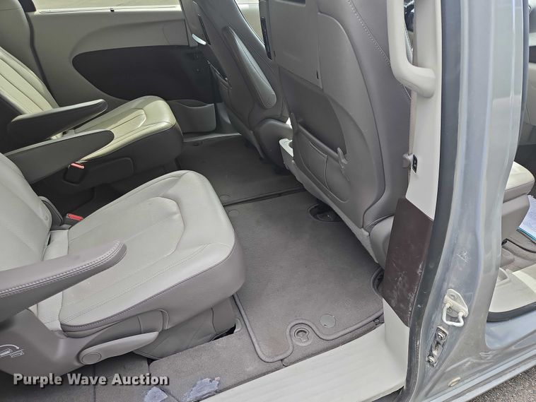 image for item OJ9925 2019 Chrysler Pacifica van