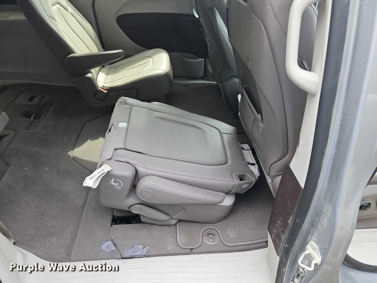image for item OJ9925 2019 Chrysler Pacifica van