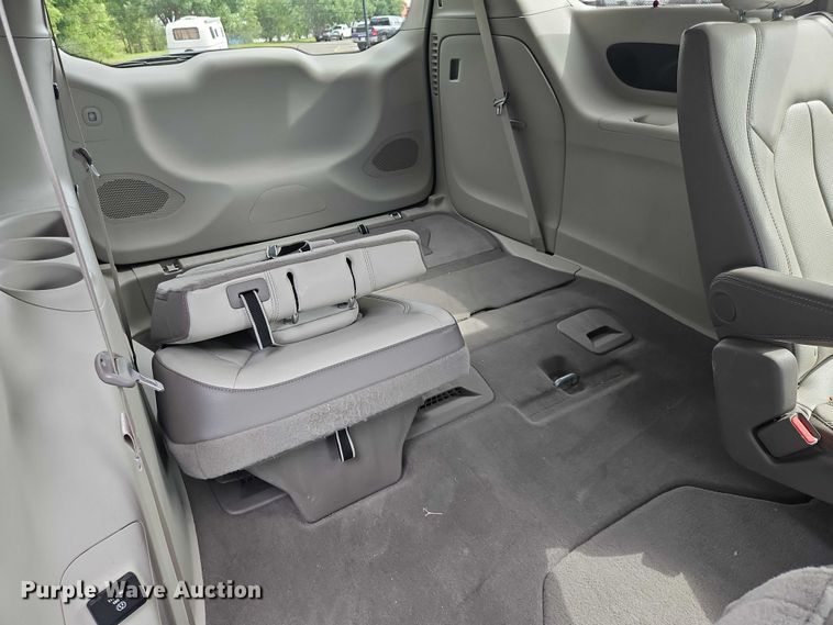 image for item OJ9925 2019 Chrysler Pacifica van