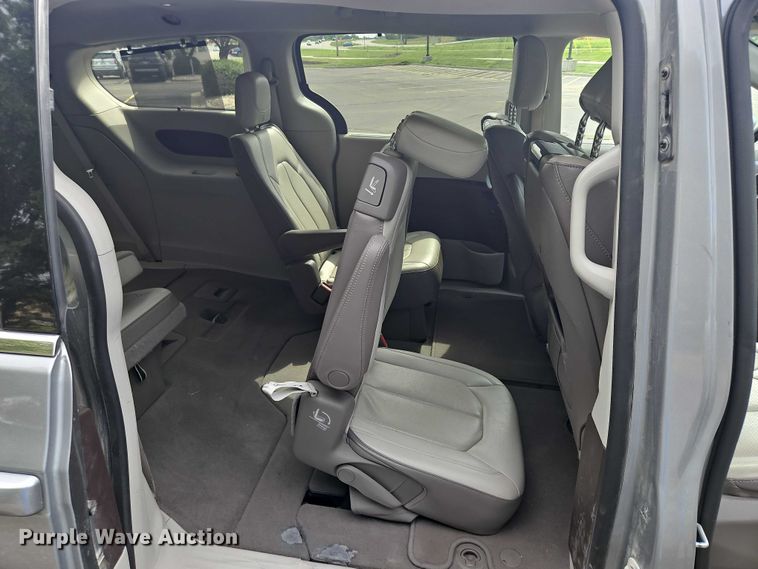 image for item OJ9925 2019 Chrysler Pacifica van