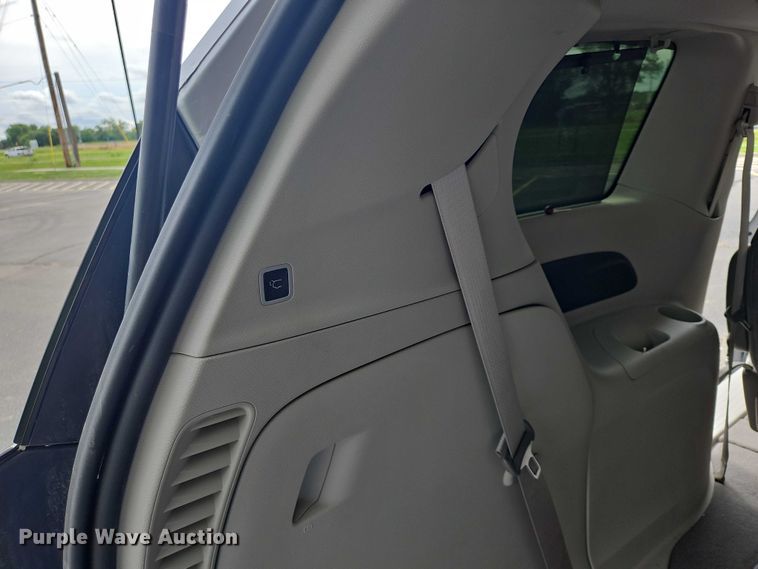 image for item OJ9925 2019 Chrysler Pacifica van