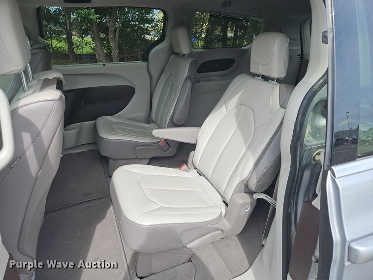 image for item OJ9925 2019 Chrysler Pacifica van