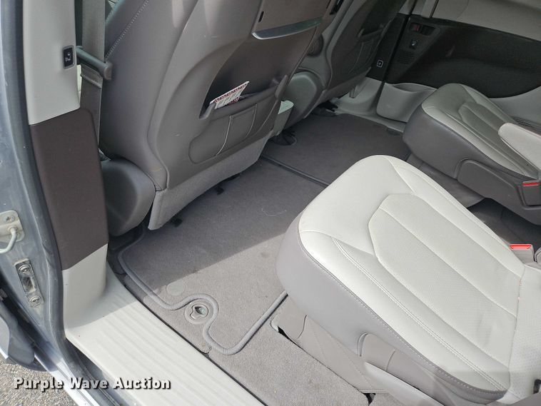 image for item OJ9925 2019 Chrysler Pacifica van