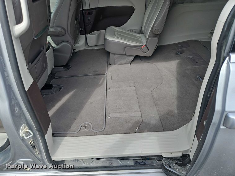 image for item OJ9925 2019 Chrysler Pacifica van