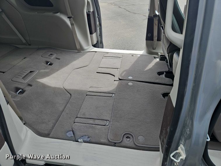 image for item OJ9925 2019 Chrysler Pacifica van