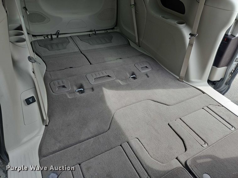 image for item OJ9925 2019 Chrysler Pacifica van