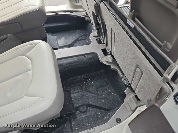 image for item OJ9925 2019 Chrysler Pacifica van