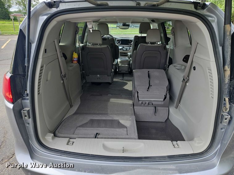 image for item OJ9925 2019 Chrysler Pacifica van