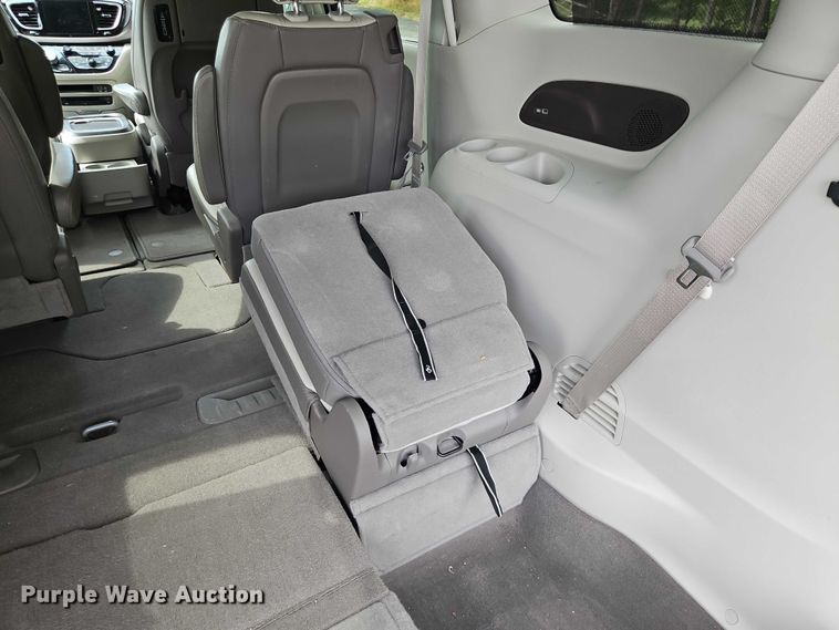 image for item OJ9925 2019 Chrysler Pacifica van