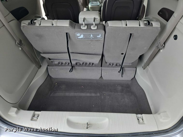 image for item OJ9925 2019 Chrysler Pacifica van