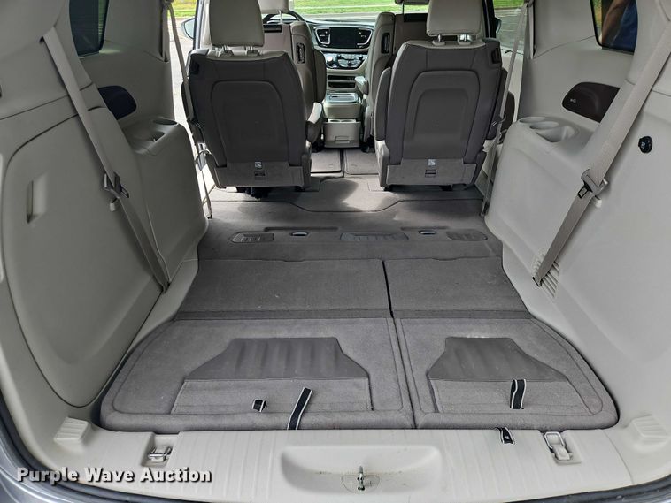 image for item OJ9925 2019 Chrysler Pacifica van
