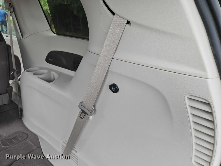 image for item OJ9925 2019 Chrysler Pacifica van