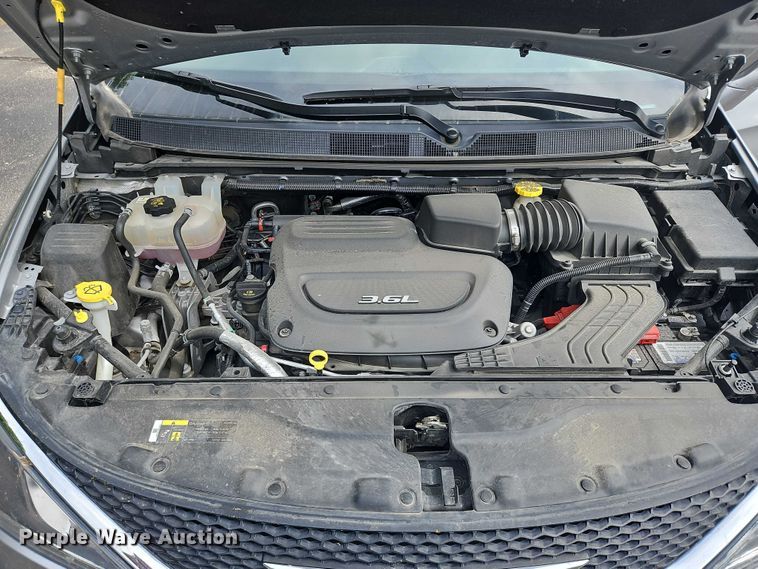 image for item OJ9925 2019 Chrysler Pacifica van