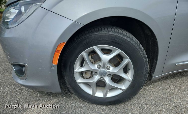 image for item OJ9925 2019 Chrysler Pacifica van