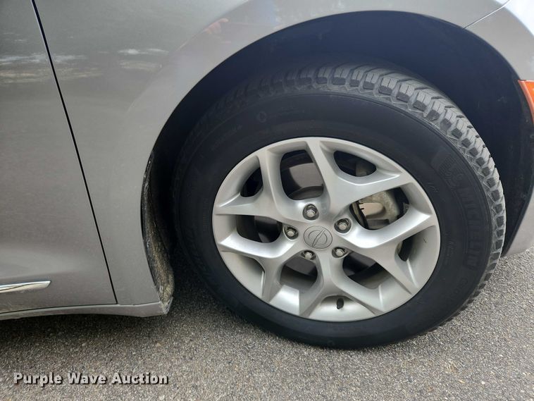 image for item OJ9925 2019 Chrysler Pacifica van