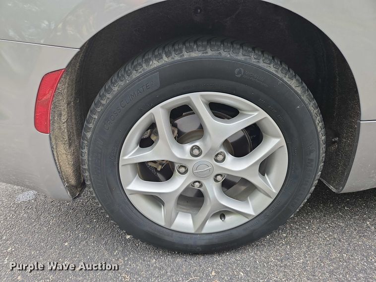 image for item OJ9925 2019 Chrysler Pacifica van