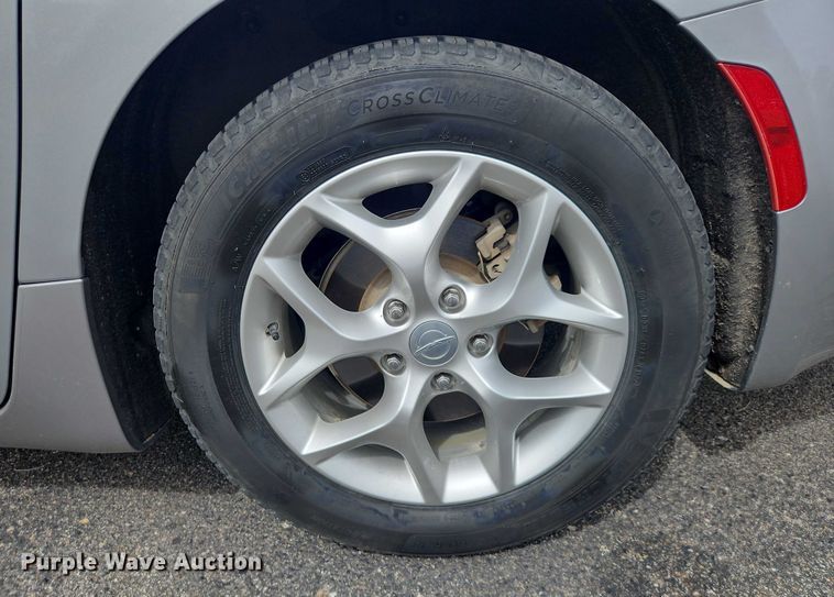 image for item OJ9925 2019 Chrysler Pacifica van