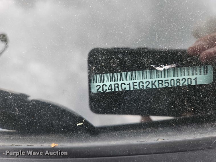 image for item OJ9925 2019 Chrysler Pacifica van