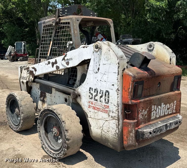 image for item DI9050 2004 Bobcat S220 skid steer loader