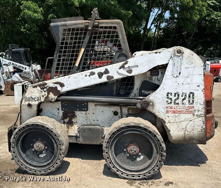 image for item DI9050 2004 Bobcat S220 skid steer loader