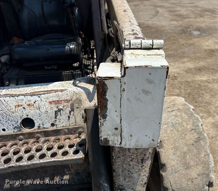 image for item DI9050 2004 Bobcat S220 skid steer loader