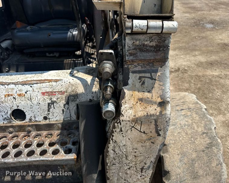 image for item DI9050 2004 Bobcat S220 skid steer loader