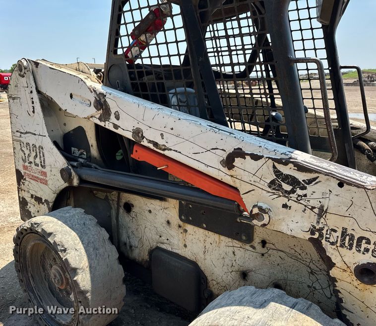 image for item DI9050 2004 Bobcat S220 skid steer loader