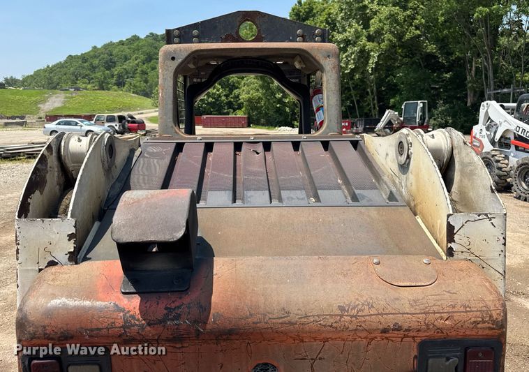 image for item DI9050 2004 Bobcat S220 skid steer loader