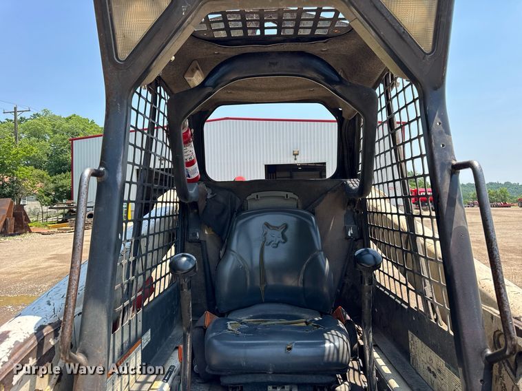 image for item DI9050 2004 Bobcat S220 skid steer loader