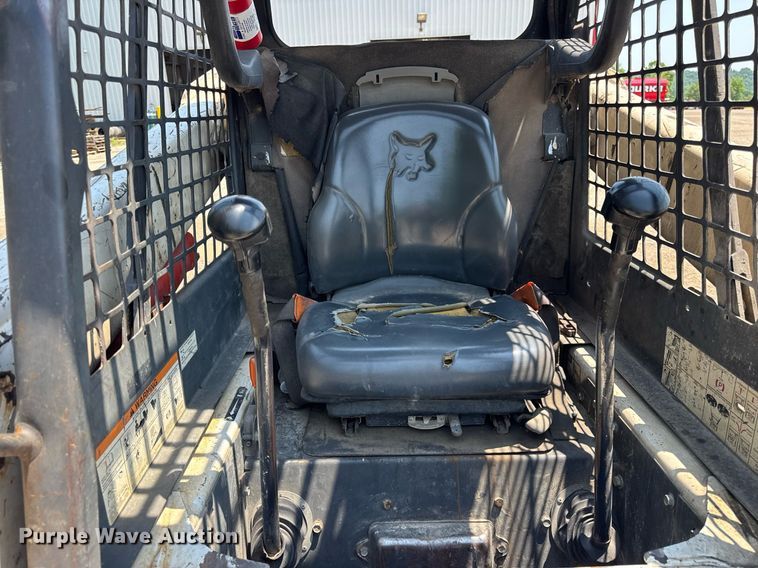 image for item DI9050 2004 Bobcat S220 skid steer loader