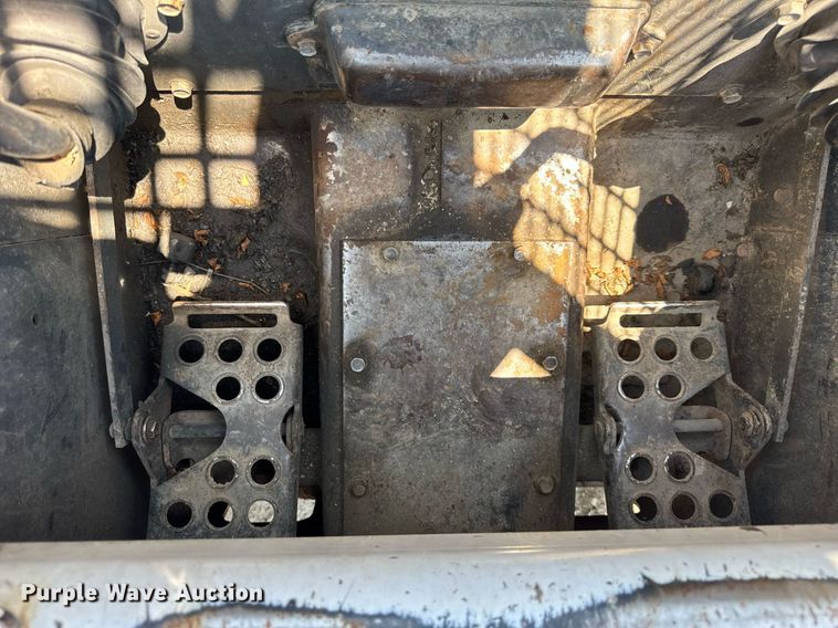 image for item DI9050 2004 Bobcat S220 skid steer loader